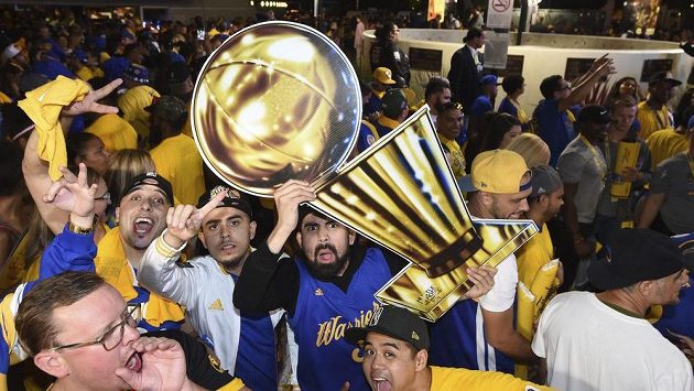 Reakce fanoušků Warriors poté, co Golden State získali v NBA titul. Reakce fanoušků Warriors poté, co Golden State získali v NBA titul.