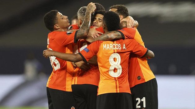 Fotbalisté Šachtaru Doněck se radují. Ve čtvrtfinále Evropské ligy vyhráli vysoko nad Basilejí. Fotbalisté Šachtaru Doněck se radují. Ve čtvrtfinále Evropské ligy vyhráli vysoko nad Basilejí.