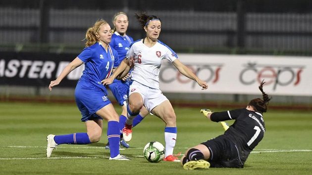 Eva Bartoňová mezi Islanďankami - zleva Glodis Viggosdóttirová a brankářka Gudbjorg Gunnarsdóttirová. Eva Bartoňová mezi Islanďankami - zleva Glodis Viggosdóttirová a brankářka Gudbjorg Gunnarsdóttirová.