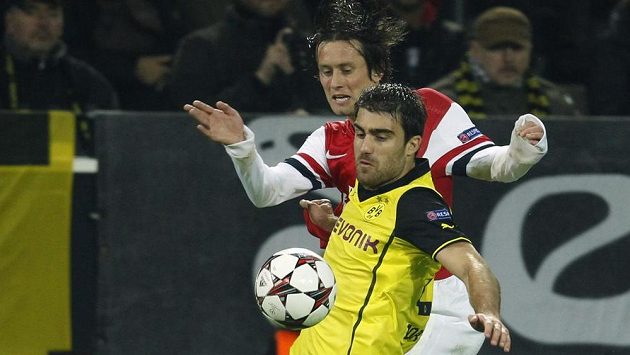Stoper Borussie Dortmund Sokratis Papastathopoulos si kryje míč před Tomášem Rosickým z Arsenalu. Stoper Borussie Dortmund Sokratis Papastathopoulos si kryje míč před Tomášem Rosickým z Arsenalu.