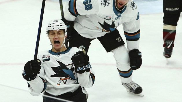 Český útočník v barvách San Jose Lukáš Radil (vpředu) se raduje ze svého prvního gólu v NHL. Český útočník v barvách San Jose Lukáš Radil (vpředu) se raduje ze svého prvního gólu v NHL.