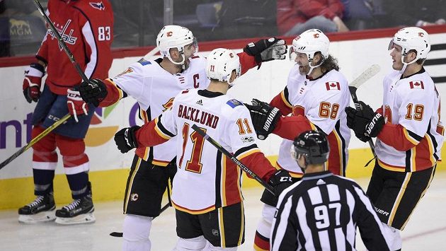 Mark Giordano (druhý zprava) z Calgary se raduje po gólu, na snímku s ním jsou Mikael Backlund (11), Jaromír Jágr (68) a Matthew Tkachuk (19). Mark Giordano (druhý zprava) z Calgary se raduje po gólu, na snímku s ním jsou Mikael Backlund (11), Jaromír Jágr (68) a Matthew Tkachuk (19).