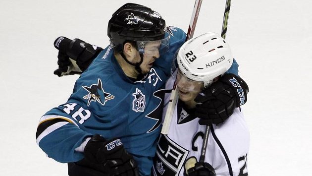 Tomáš Hertl (48) se dostal do křížku s Dustinem Brownem z LA Kings. Tomáš Hertl (48) se dostal do křížku s Dustinem Brownem z LA Kings.
