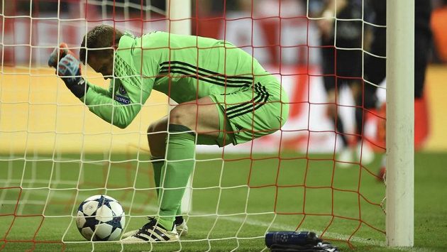 Brankář Bayernu Mnichov Manuel Neuer loví míč ze své brány. Brankář Bayernu Mnichov Manuel Neuer loví míč ze své brány.