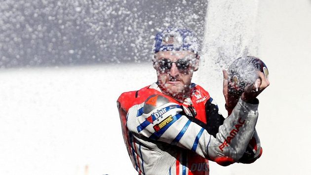 Australský motocyklový jezdec týmu Alma Pramac Racing Jack Miller řádí s lahví šampaňského po úspěšném závodě. Nyní se motocyklista podrobil operaci pravého předloktí. Australský motocyklový jezdec týmu Alma Pramac Racing Jack Miller řádí s lahví šampaňského po úspěšném závodě. Nyní se motocyklista podrobil operaci pravého předloktí.