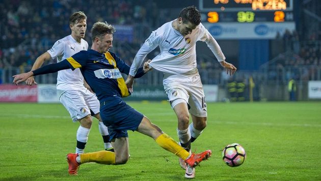 Opavský Jakub Janetzký v souboji s plzeňským Janem Kovaříkem (vpravo) a Patrikem Hrošovským. Opavský Jakub Janetzký v souboji s plzeňským Janem Kovaříkem (vpravo) a Patrikem Hrošovským.