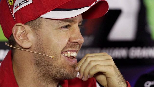 Šampión v rudém. Sebastian Vettel se před letošní sezónou F1 převlékl do kombinézy slavné stáje Ferrari. Šampión v rudém. Sebastian Vettel se před letošní sezónou F1 převlékl do kombinézy slavné stáje Ferrari.