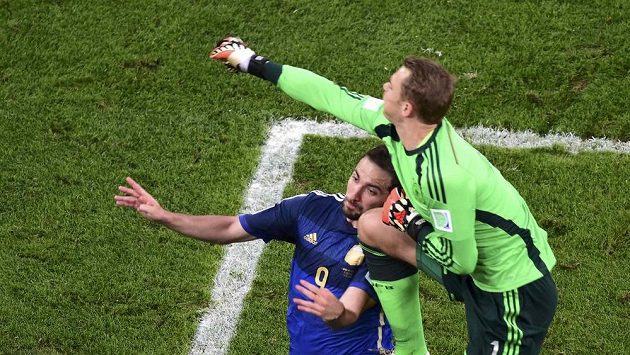 Německý gólman Manuel Neuer (vpravo) kolenem zasáhl do hlavy Argentince Gonzala Higuaína. Německý gólman Manuel Neuer (vpravo) kolenem zasáhl do hlavy Argentince Gonzala Higuaína.