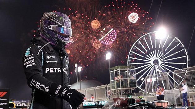 Brit Lewis Hamilton slaví triumf ve Velké ceně Bahrajnu. Brit Lewis Hamilton slaví triumf ve Velké ceně Bahrajnu.