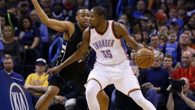 Basketbalista Milwaukee Bucks Khris Middleton (vlevo) brání Kevina Duranta z Oklahomy. Basketbalista Milwaukee Bucks Khris Middleton (vlevo) brání Kevina Duranta z Oklahomy.