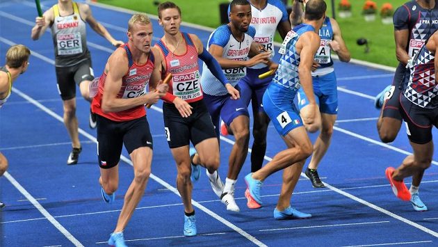 Pavel Maslák předává Patriku Šormovi ve finále štafety na 4x400 m. Pavel Maslák předává Patriku Šormovi ve finále štafety na 4x400 m.