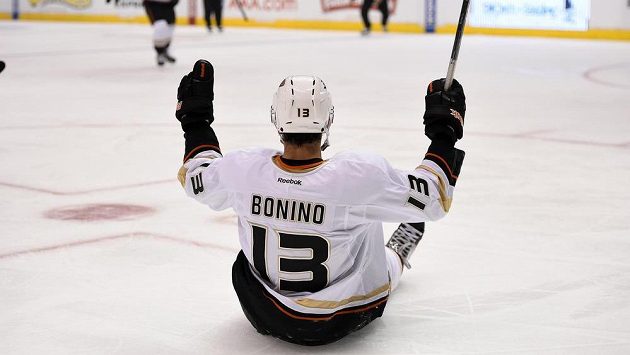 Anaheimský útočník Bonino oslavuje svůj neskutečný gól proti Los Angeles Anaheimský útočník Bonino oslavuje svůj neskutečný gól proti Los Angeles
