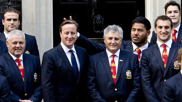 Ragbista Manu Tuilagi si tímto gestem udělal legraci z britského premiéra Davida Camerona. Ragbista Manu Tuilagi si tímto gestem udělal legraci z britského premiéra Davida Camerona.