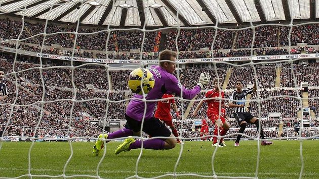 Útočník Newcastlu Ayoze Pérez překonává gólmana Liverpoolu Simona Mignoleta. Útočník Newcastlu Ayoze Pérez překonává gólmana Liverpoolu Simona Mignoleta.