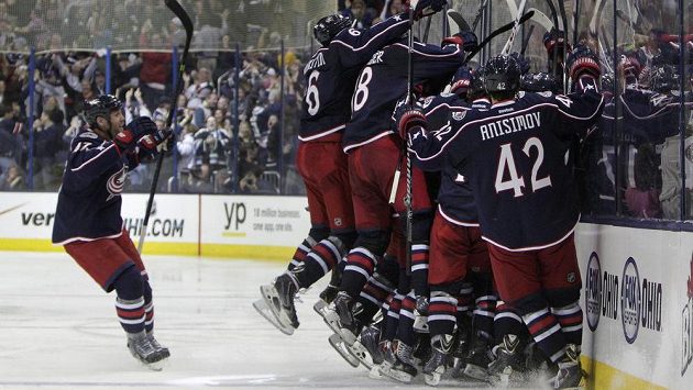 Hokejisté Columbusu Blue Jackets slaví premiérovou výhru v domácím utkání play off NHL nad Pittsburghem. Hokejisté Columbusu Blue Jackets slaví premiérovou výhru v domácím utkání play off NHL nad Pittsburghem.