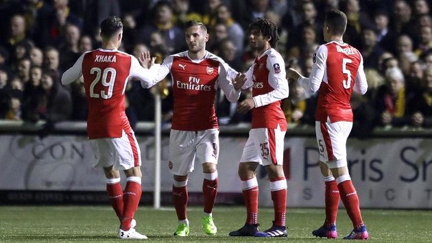 Fotbalisté Arsenalu Lucas Perez (druhý zleva) Granit Xhaka (vlevo) Alex Oxlade-Chamberlain a Gabriel (vpravo) slaví gól proti Suttonu. Fotbalisté Arsenalu Lucas Perez (druhý zleva) Granit Xhaka (vlevo) Alex Oxlade-Chamberlain a Gabriel (vpravo) slaví gól proti Suttonu.