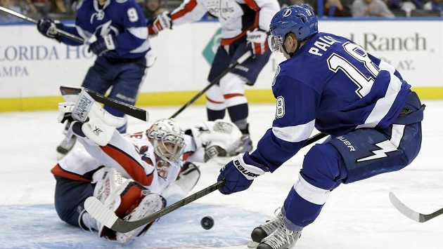Brankář Washingtonu Philipp Grubauer (31) likviduje tutovku Ondřeje Paláta z Tampy. Brankář Washingtonu Philipp Grubauer (31) likviduje tutovku Ondřeje Paláta z Tampy.