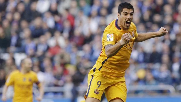 Útočník Barcelony Luis Suárez slaví gól proti La Coruni. Útočník Barcelony Luis Suárez slaví gól proti La Coruni.