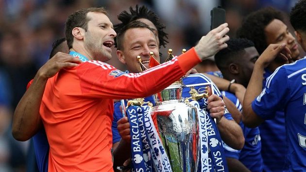 Petr Čech (vlevo) a obránce Chelsea John Terry se fotí s trofejí pro šampióny Premier League. Petr Čech (vlevo) a obránce Chelsea John Terry se fotí s trofejí pro šampióny Premier League.