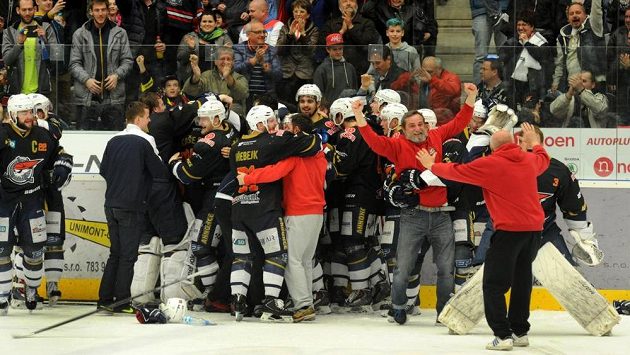 Chomutov se raduje z postupu do extraligy. Chomutov se raduje z postupu do extraligy.