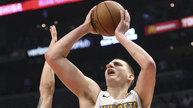 Pivot Denveru Nikola Jokič se prosazuje přes Austina Riverse během zápasu NBA s Los Angeles Clippers. Pivot Denveru Nikola Jokič se prosazuje přes Austina Riverse během zápasu NBA s Los Angeles Clippers.
