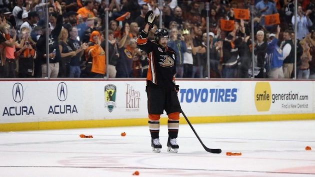 Finský veterán Teemu Selänne se loučí s fanoušky Ducks. Finský veterán Teemu Selänne se loučí s fanoušky Ducks.