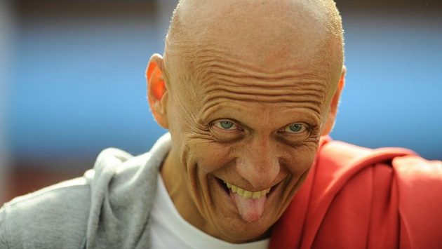 Bývalý italský fotbalový sudí Pierluigi Collina navrhl úpravu pravidel. Bývalý italský fotbalový sudí Pierluigi Collina navrhl úpravu pravidel.