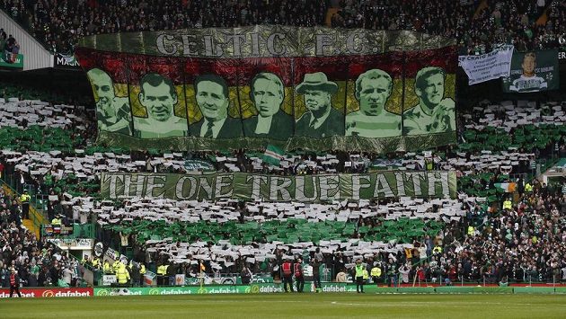 Slavné skotské derby mezi Celtikem a Rangers je svátkem pro hráče i fanoušky, v pozoru je ale vždy i policie, protože jde o střet nesmiřitelných rivalů a o výtržnosti není nouze. Slavné skotské derby mezi Celtikem a Rangers je svátkem pro hráče i fanoušky, v pozoru je ale vždy i policie, protože jde o střet nesmiřitelných rivalů a o výtržnosti není nouze.