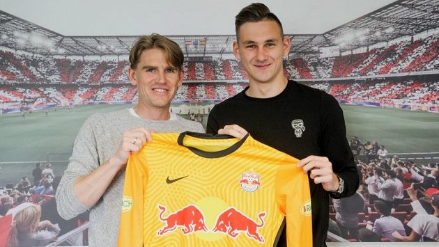 Nineteen-year-old goalkeeper Stejskal extended his contract with Salzburg