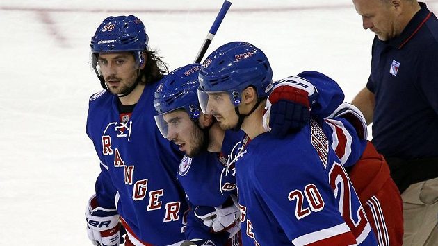 Mika Zibanejad (uprostřed) z NY Rangers dohrál, se zlomenou nohou mu z ledu pomáhají Chris Kreider (20) a Mats Zuccarello (36). Mika Zibanejad (uprostřed) z NY Rangers dohrál, se zlomenou nohou mu z ledu pomáhají Chris Kreider (20) a Mats Zuccarello (36).