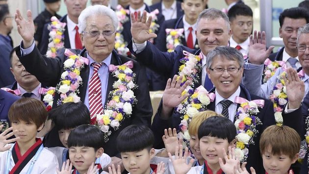 Zástupci Severní Koreje přijeli po deseti letech reprezentovat svojí zemi na turnaj v Jižní Koreji. Zástupci Severní Koreje přijeli po deseti letech reprezentovat svojí zemi na turnaj v Jižní Koreji.