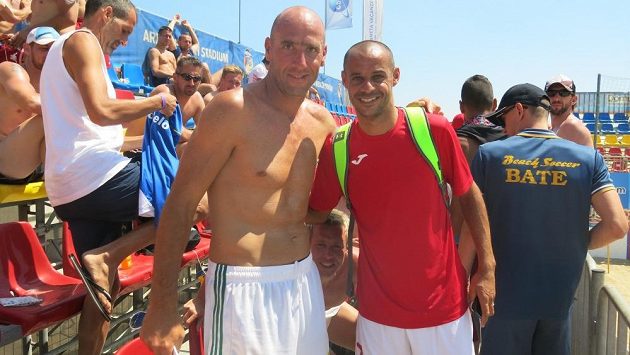 Fotku s Dinem musím mít! I slavný portugalský plážový fotbalista Madjer (vpravo) se nechal vedle Jana Kollera zvěčnit... Fotku s Dinem musím mít! I slavný portugalský plážový fotbalista Madjer (vpravo) se nechal vedle Jana Kollera zvěčnit...