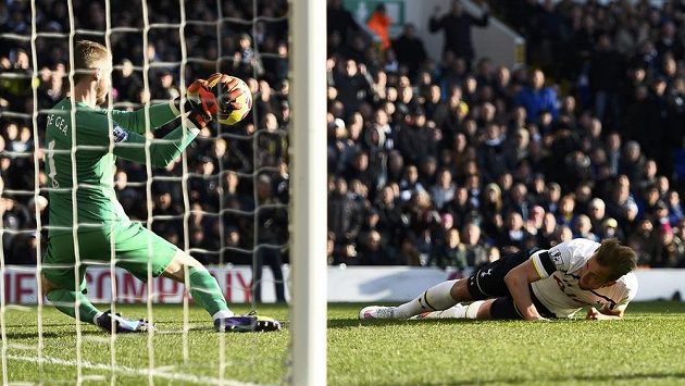 Brankář Manchesteru United David De Gea (vlevo) při úspěšném zákroku v anglické lize, neprosadil se Harry Kane z Tottenhamu. Brankář Manchesteru United David De Gea (vlevo) při úspěšném zákroku v anglické lize, neprosadil se Harry Kane z Tottenhamu.