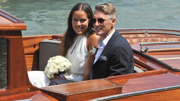 Srbská tenistka Ana Ivanovičová a německý fotbalový reprezentant Bastian Schweinsteiger při svatbě v Benátkách. Srbská tenistka Ana Ivanovičová a německý fotbalový reprezentant Bastian Schweinsteiger při svatbě v Benátkách.