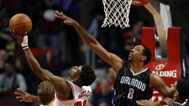 Basketbalista Orlanda Channing Frye (vpravo) se snaží zblokovat střelu Jimmyho Butlera z Chicaga. Basketbalista Orlanda Channing Frye (vpravo) se snaží zblokovat střelu Jimmyho Butlera z Chicaga.