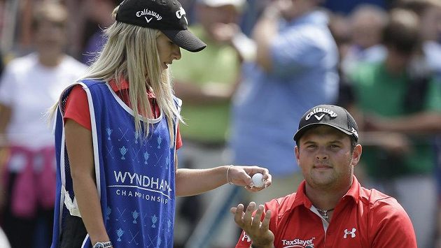 Justine Reedová (vlevo) s manželem Patrickem na Wyndham Championship v Greensboro. Justine Reedová (vlevo) s manželem Patrickem na Wyndham Championship v Greensboro.