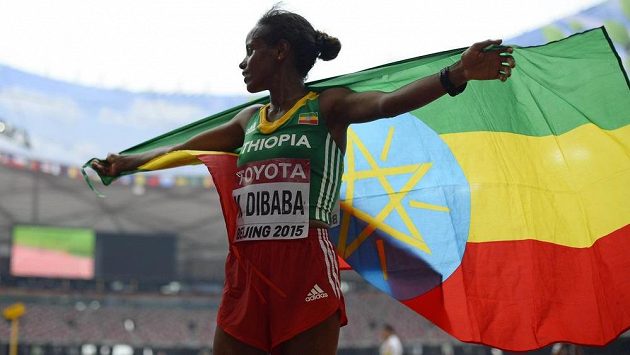 Etiopská vytrvalkyně Mare Dibabaová slaví s vlajkou zlatou medaili z maratónu na mistrovství světa v atletice v Pekingu. Etiopská vytrvalkyně Mare Dibabaová slaví s vlajkou zlatou medaili z maratónu na mistrovství světa v atletice v Pekingu.