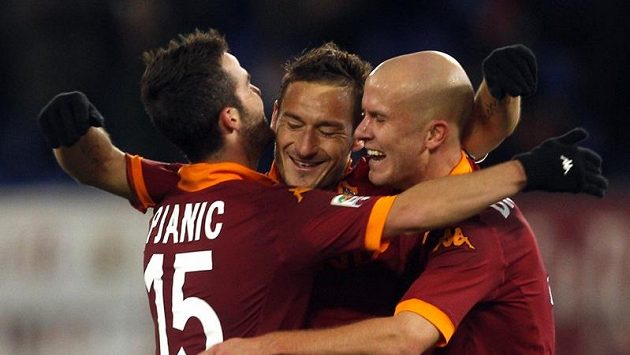 Útočník AS Řím Francesco Totti (uprostřed) se raduje se spoluhráči Miralemem Pjaničem (vlevo) a Michaelem Bradleym z gólu. Útočník AS Řím Francesco Totti (uprostřed) se raduje se spoluhráči Miralemem Pjaničem (vlevo) a Michaelem Bradleym z gólu.