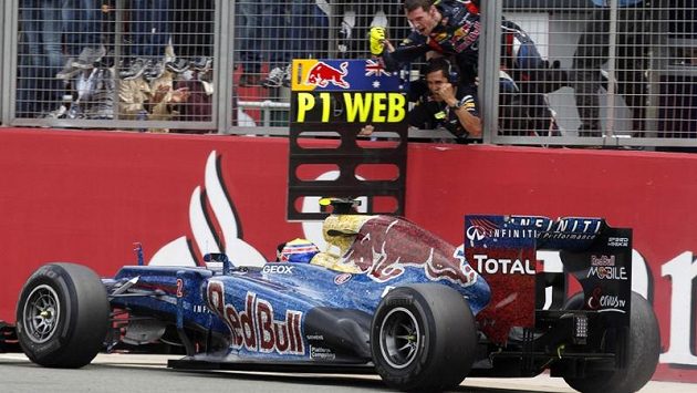 Tým Red Bull vítá v cíli svého vítěze Marka Webbera. Tým Red Bull vítá v cíli svého vítěze Marka Webbera.