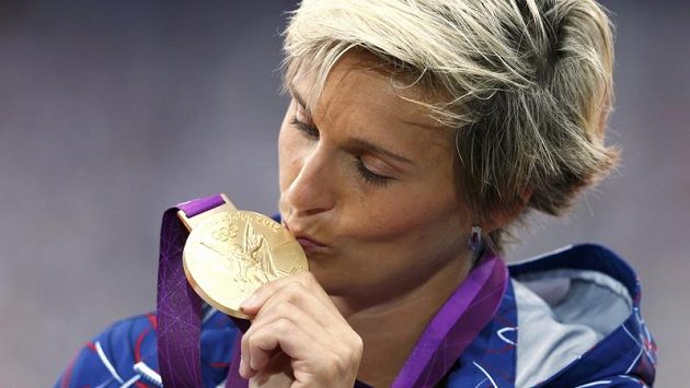 Barbora Špotáková se den po triumfu v ženském oštěpu dočkala zlaté medaile. Barbora Špotáková se den po triumfu v ženském oštěpu dočkala zlaté medaile.