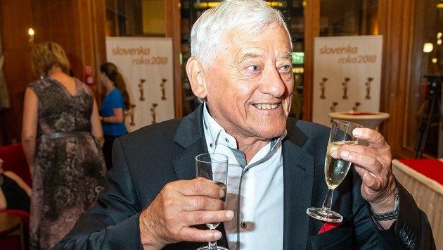 Československá hokejová legenda Jozef Golonka vzpomínal, jak se před lety na Štědrý den málem utopil. Československá hokejová legenda Jozef Golonka vzpomínal, jak se před lety na Štědrý den málem utopil.