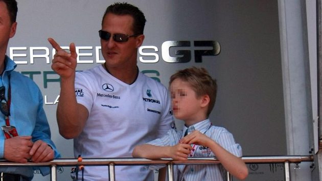 Mick Schumacher na snímku z roku 2010 se svým otcem. Mick Schumacher na snímku z roku 2010 se svým otcem.