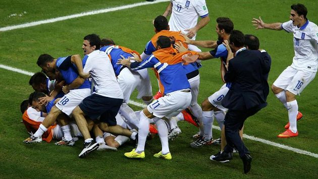 Obrovská radost řeckého týmu poté, co Georgios Samaras proměnil v nastaveném čase pokutový kop. Obrovská radost řeckého týmu poté, co Georgios Samaras proměnil v nastaveném čase pokutový kop.