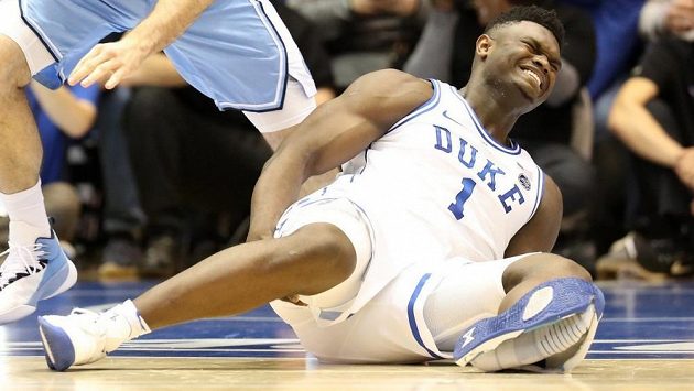 Zion Williamson si kvůli roztržené botě poranil koleno. Zion Williamson si kvůli roztržené botě poranil koleno.