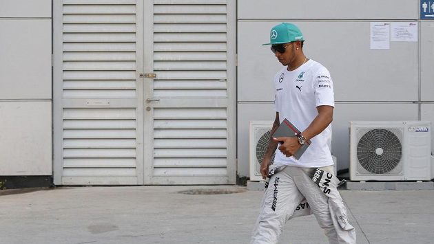 Lewis Hamilton na cestě do garáže týmu Mercedes na okruhu v Sepangu. Lewis Hamilton na cestě do garáže týmu Mercedes na okruhu v Sepangu.