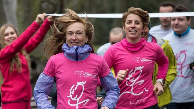 Olympionička Eva Vrabcová-Nývltová (vpředu) bude za pár týdnů bojovat v Riu. Předtím se ale ještě proběhne v Praze. Olympionička Eva Vrabcová-Nývltová (vpředu) bude za pár týdnů bojovat v Riu. Předtím se ale ještě proběhne v Praze.