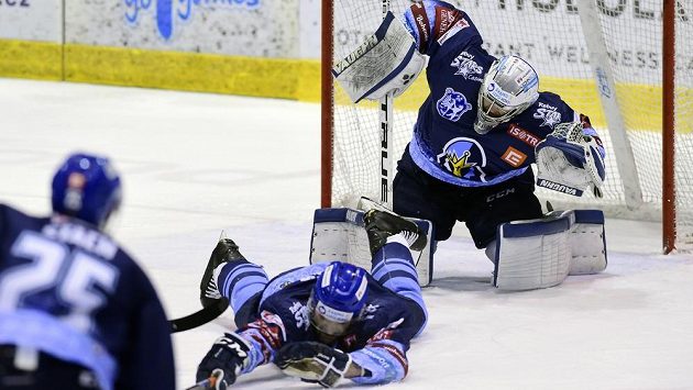 Kladenský hokejový zmar. Michal Barinka (dole) a brankář Lukáš Cikánek z Kladna. Kladenský hokejový zmar. Michal Barinka (dole) a brankář Lukáš Cikánek z Kladna.