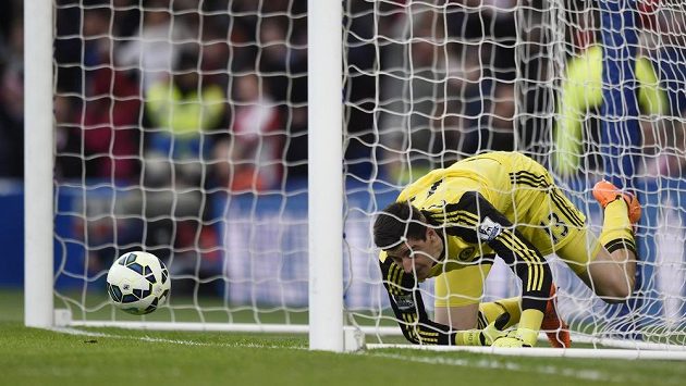 Gólman Chelsea Thibaut Courtois inkasoval kuriózní gól od Charlieho Adama z poloviny hřiště. Gólman Chelsea Thibaut Courtois inkasoval kuriózní gól od Charlieho Adama z poloviny hřiště.