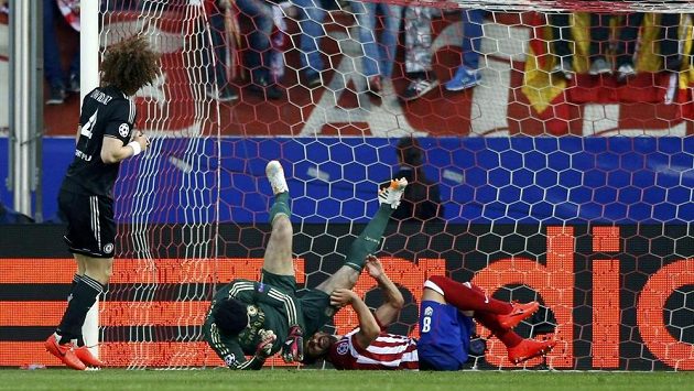 Gólman Chelsea Petr Čech při kolizi s hráčem Atlétika Madrid Raulem Garciou, po němž mu skončila sezóna. Gólman Chelsea Petr Čech při kolizi s hráčem Atlétika Madrid Raulem Garciou, po němž mu skončila sezóna.