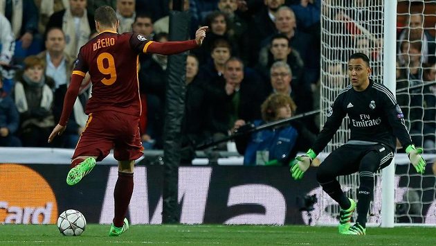 Edin Džeko v gólové šanci selhal, branku Realu netrefil. Vpravo gólman madridského týmu Keylor Navas. Edin Džeko v gólové šanci selhal, branku Realu netrefil. Vpravo gólman madridského týmu Keylor Navas.